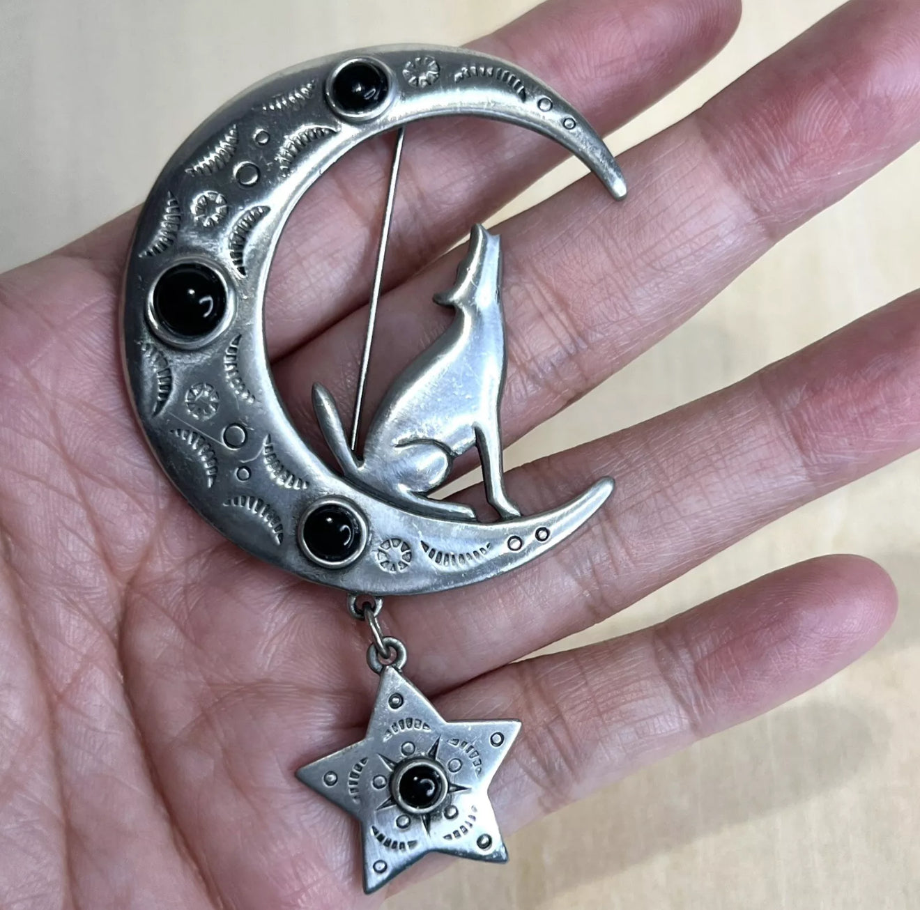 JJ 1988 Vintage Howling Wolf Moon Brooch with Star
