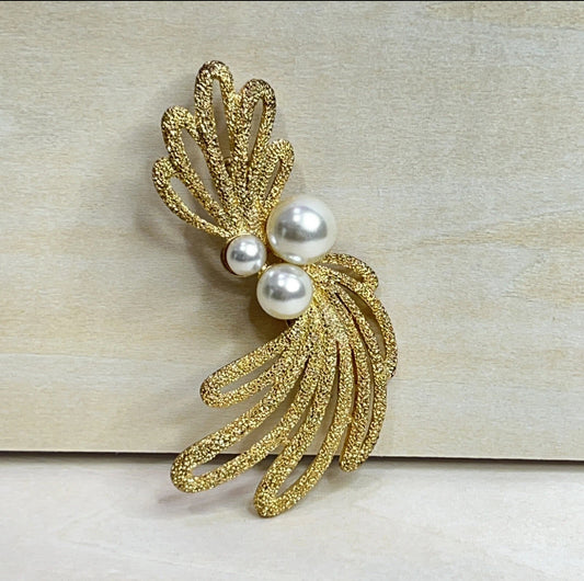 Vintage Gold Tone Ribbon & Pearl Brooch