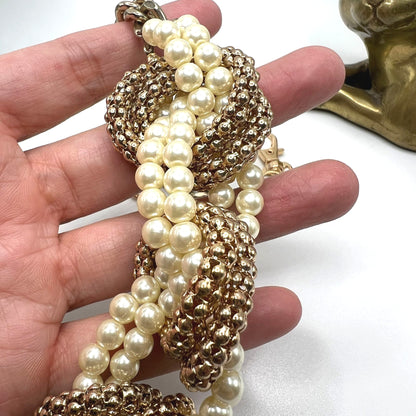 Vintage-inspired Pearl Pants Chain, a versatile accessory for jeans or bags. Displayed on a hand with a close-up view of the beads.