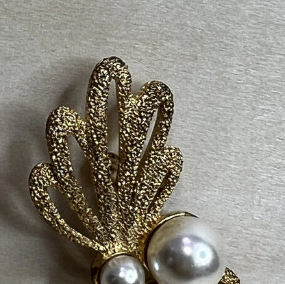 Vintage Gold Tone Ribbon & Pearl Brooch