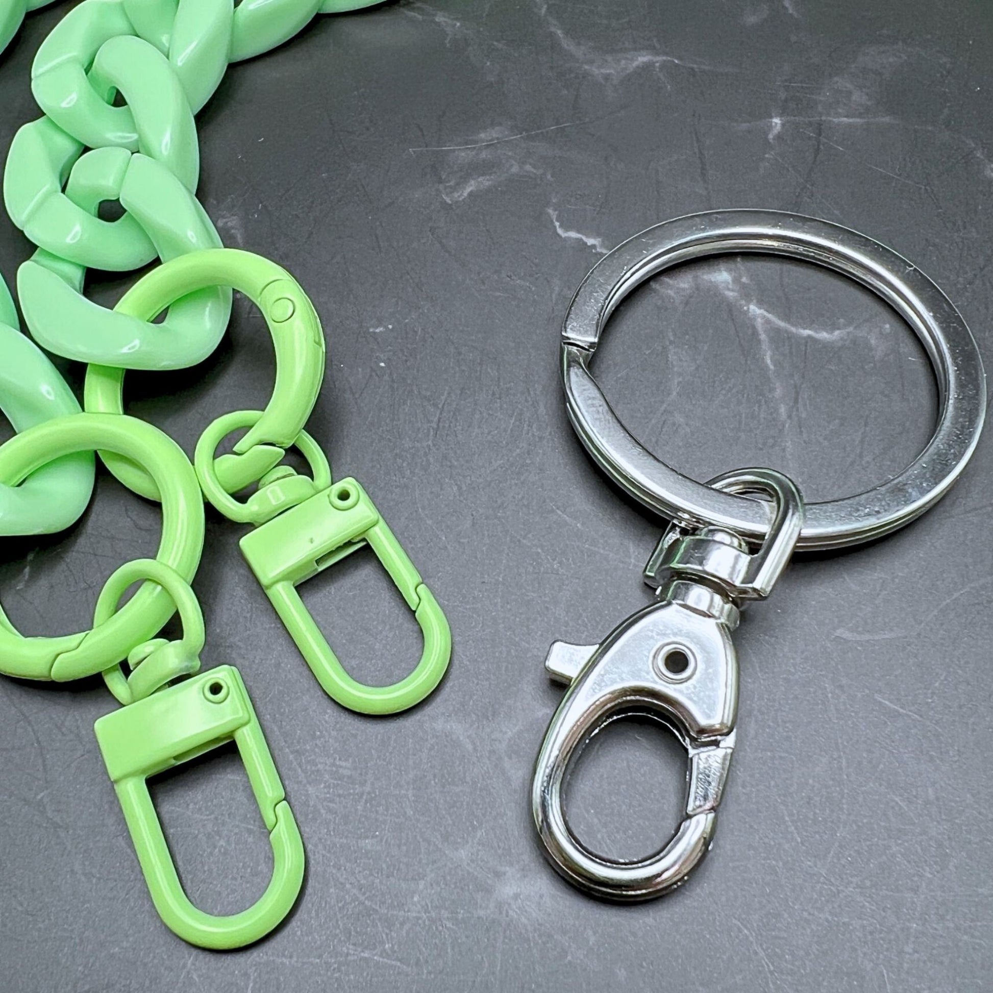 Versatile Green Chunky Chain Link Lanyard for glasses, keys, badges, or masks.  Close up of the keyring.